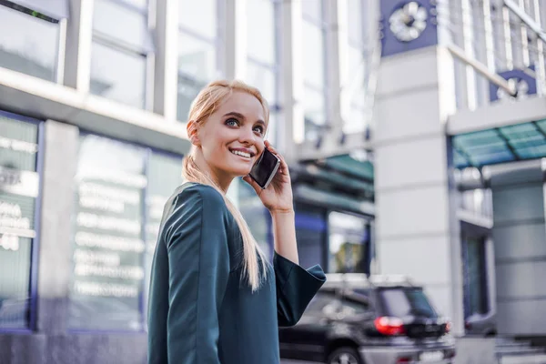 Mulher Profissional Que Chama Telefone Celular Com Cara Concentração Séria — Fotografia de Stock