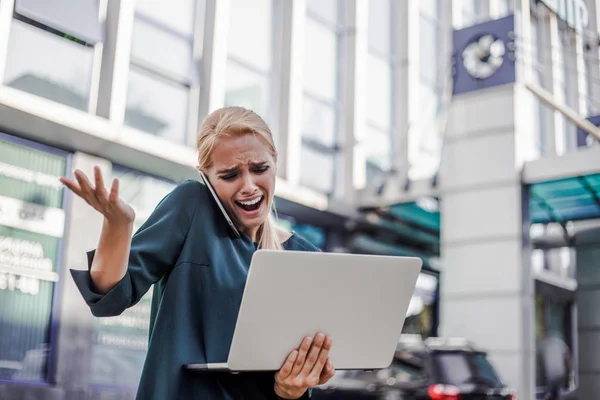 Selbstbewusste Projektmanager Drinnen Fuß Straße Städtischen Städtischen Bürogebäudes Modernen Hintergrund — Stockfoto