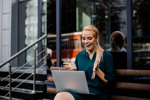 Mooie Jonge Slimme Grijnzende Professionele Zakenvrouw Zelfverzekerde Expressie Business Vrouw — Stockfoto