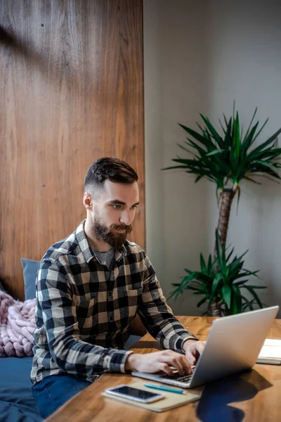 Erwachsene Stilvolle Bärtige Hipster Mann Sitzt Neben Dem Fenster Der — Stockfoto