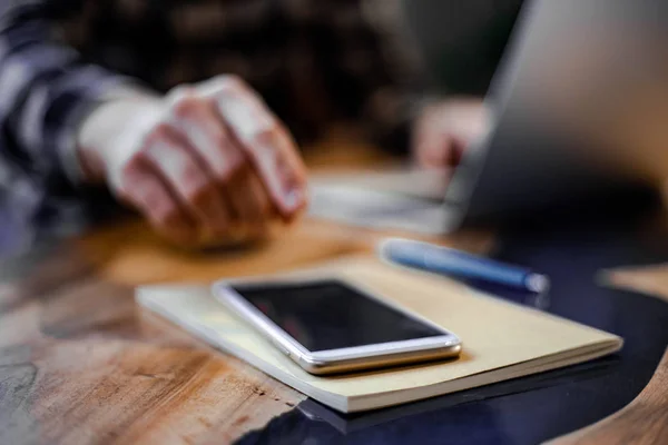 Immagine Ravvicinata Mano Maschile Utilizzando Smartphone Moderno Interno Del Negozio — Foto Stock