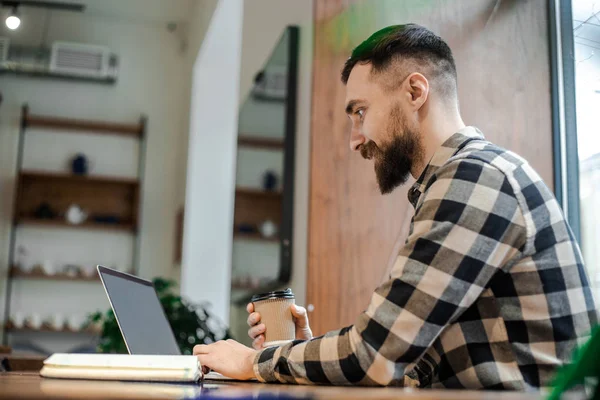 Çalışma süreci. Genç şık freelancer hipster yeni proje, yoğun kavram için bilgi arıyor. Street city cafe kafe, modern iç tasarım. Akıllı teknolojiler. Çevrimiçi uzaktan çalışma