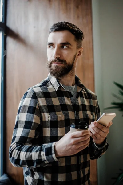 Lächelnder Bärtiger Hipster Nimmt Seinem Café Kaffee Zum Mitnehmen Ist — Stockfoto