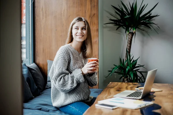 Kadın Blogger Modern Teknolojileri Kullanarak Online Çalışan Modern Kahve Dükkanı — Stok fotoğraf