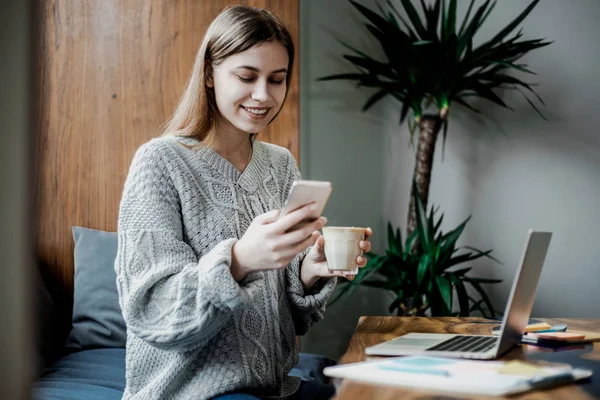 Schrijver Doet Enkele Bewerkingen Voor Het Boek Van Haar Auteur — Stockfoto