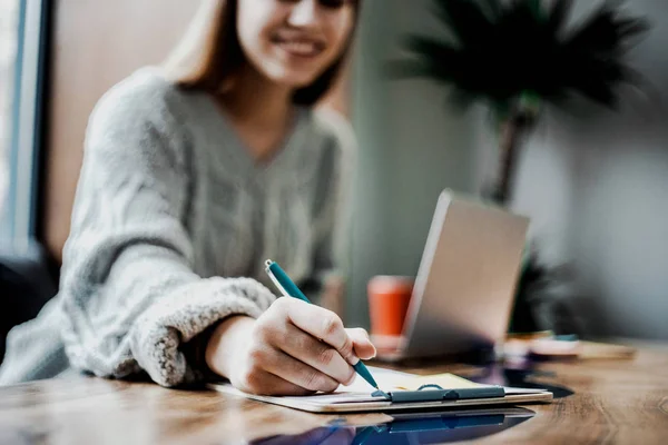 Scrittrice Che Alcune Modifiche Libro Del Suo Autore Lei Una — Foto Stock