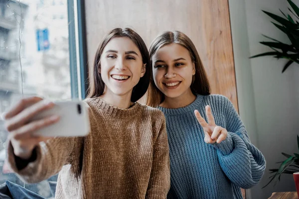 Duas Meninas Bonitas Amigos Divertindo Curtindo Tempo Juntos Tirar Fotos — Fotografia de Stock