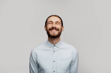 İnsanlar ve duygular kavramı. Mutlu neşeli genç iş adamı topuz olumlu haber veya doğum günü hediyesi de sevinen, komik ve büyüleyici gülümseme ile neşeli görünümlü.