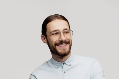 Mutlu gülümseyen şık gazeteci, trendy göz giyim ve mavi gömlek, hipster iş rahat tarzı. Proje yöneticisi. Beyaz stüdyo arka plan üzerinde İtalyan adam. Başarı gülümseme, kendine güvenen adam