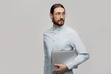 Korkuyorum. Dizüstü bilgisayarlı korkmuş adamın portresi. İş adamı trendy pastel stüdyo arka plan izole ayakta. erkek yarım uzunlukta portre. İnsan duyguları, yüz ifadesi kavramı.