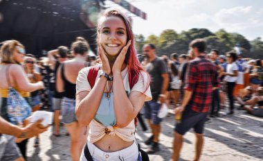 Dünya çapında bir müzik festivalinde pembe saçlı genç bir hipster kadının gerçek duyguları. En sevdiğin sanatçının konserinde. Sahnede birçok kişi dans ve birlikte şarkı, hayatın mutlu anları