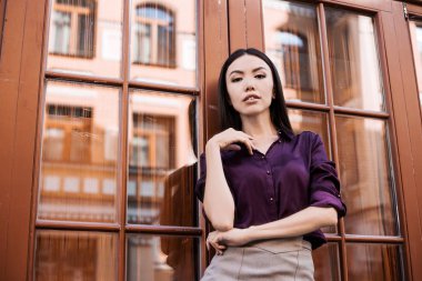 Smilish güzel şık kadın iyi bir yaz ruh hali ile iş merkezi yanında europian sokakta yürüyüş iyi moda resmi giysileri olan. Ofise giden yol. Birini arıyorum ve tanışmayı bekliyor