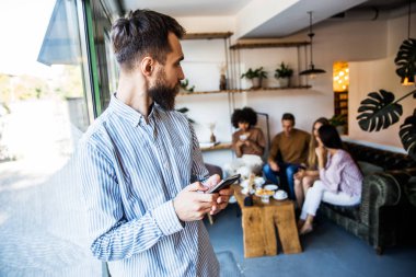 Gülümseyen iş adamı Closeup portre, sütun yaslanmış ve Hafif ofis salonunda ayakta . Ön görünüm iş adamları arka plan 