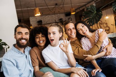 Farklı arkadaş ya da barış işareti, çok kültürlü millennials birlikte toplantı, hoşgörü ve Irksal eşitlik kavramı poz gösterilen öğrencilerin gülümseyen mutlu çok etnik genç insanlar kameraya, arıyorum 