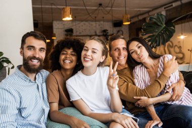 Farklı arkadaş ya da barış işareti, çok kültürlü millennials birlikte toplantı, hoşgörü ve Irksal eşitlik kavramı poz gösterilen öğrencilerin gülümseyen mutlu çok etnik genç insanlar kameraya, arıyorum 