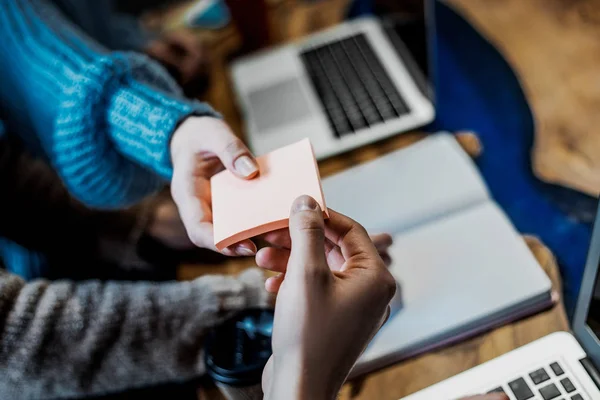 Megosztása Hír Fiatal Jóképű Férfi Kéz Geszturing Amely Matricát Ötleteket — Stock Fotó