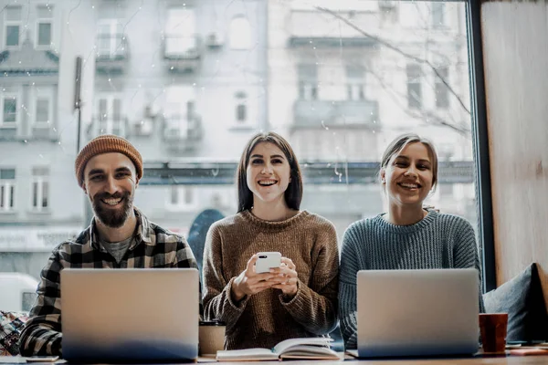 Laptop Mobiele Telefoon Tablet Documenten Een Werktafel Creatief Kantoor Succesvol — Stockfoto