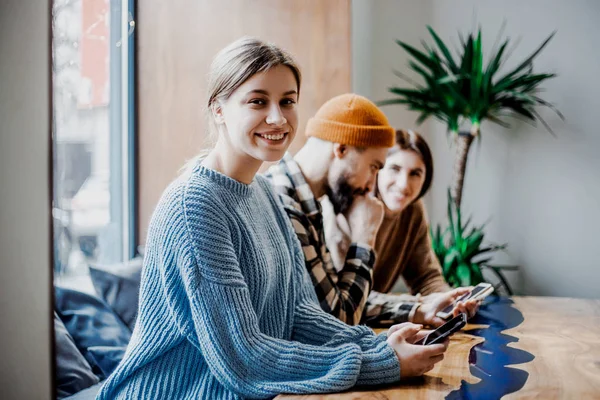 Casual Business Team Werkt Één Computer Kantoor Werkproces Kantoor Jongeren — Stockfoto