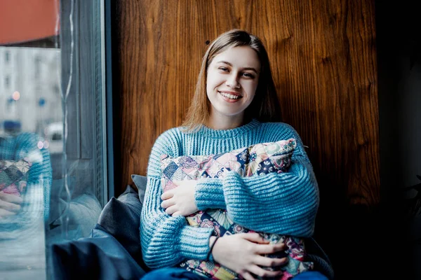 Mujer Linda Sosteniendo Una Almohada Mientras Está Sentado Cama Cerca — Foto de Stock