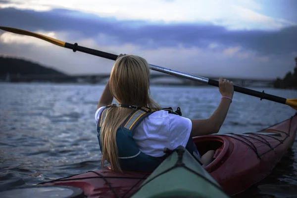 Girl Single Kayak Canoe Swims City Central River Her Free — Stock Photo, Image
