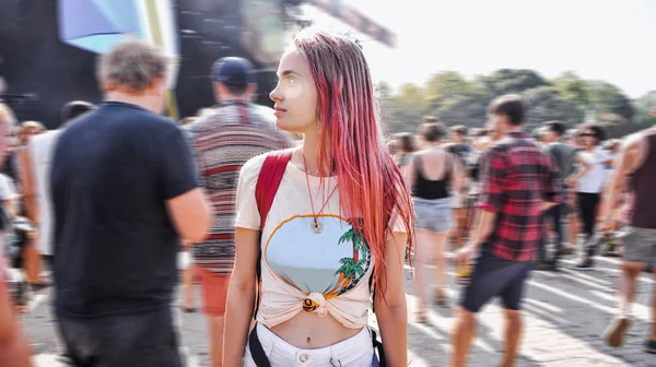 Jovem Adolescente Bonita Cabelo Rosa Aparência Informal Concerto Uma Multidão — Fotografia de Stock