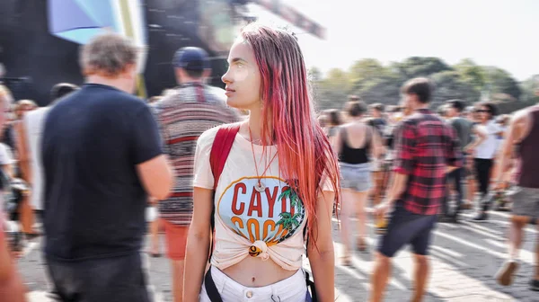Fiatal Szép Tinédzser Rózsaszín Haja Informális Megjelenése Egy Koncerten Tömegben — Stock Fotó
