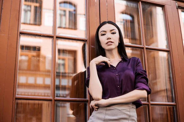 Smilish güzel şık kadın iyi bir yaz ruh hali ile iş merkezi yanında europian sokakta yürüyüş iyi moda resmi giysileri olan. Ofise giden yol. Birini arıyorum ve tanışmayı bekliyor