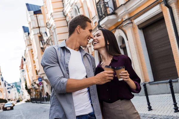 Positief Multiraciaal Paar Samen Wandelen Wandelen Het Weekend Drink Afhaalkoffie — Stockfoto