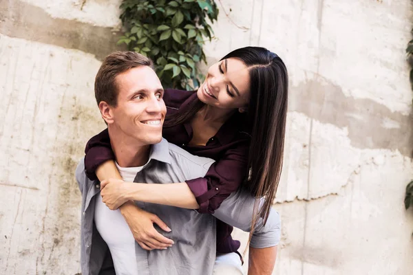 Feliz Pareja Madura Disfrutando Aire Libre Durante Atardecer Mujer Sonriente —  Fotos de Stock