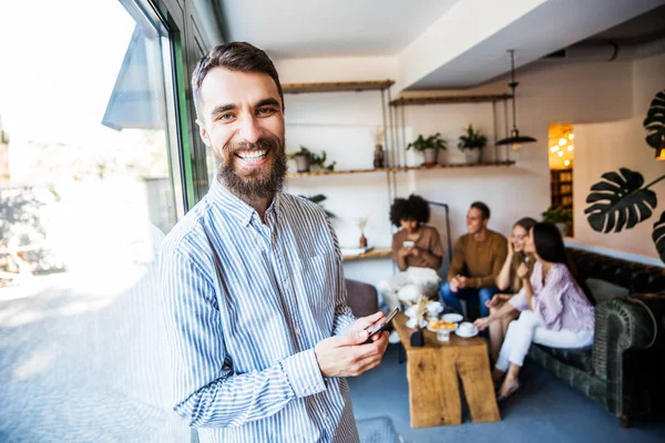 Retrato Primer Plano Del Hombre Negocios Sonriente Apoyado Columna Pie —  Fotos de Stock