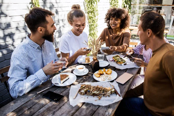 Groupe Amis Faisant Fête Dans Jardin Maison Joyeux Jeunes Amis — Photo