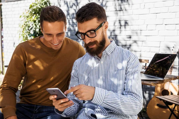 Genç hipster en iyi arkadaşlar tablet ile eğlenmek, gezi an. Yolda alternatif seyahat tatili sırasında modern teknolojiler ve yeni trendler kavramı. Nostaljik güneşli öğleden sonra