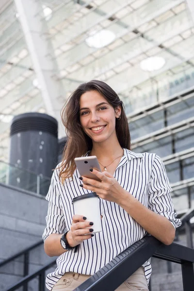 Joven Estudiante Positiva Turista Vestida Con Ropa Estilo Callejero Pie — Foto de Stock