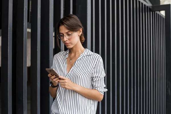 Mensajes Texto Mujer Concentrados Utilizando Servicios Aplicaciones Modernas Teléfono Móvil — Foto de Stock