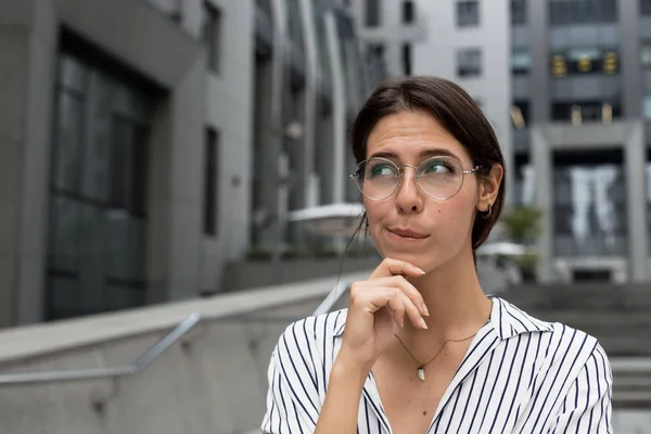 Ups Que Estranho Menina Desconfortável Atordoado Olhando Com Olhos Estourados — Fotografia de Stock