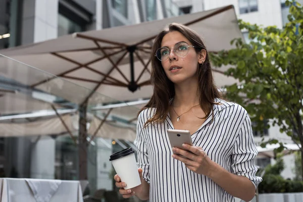 Estudante Positivo Moda Com Telefone Celular Mãos Café Takeaway Ficar — Fotografia de Stock
