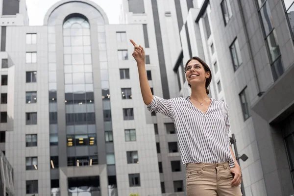 Sorrindo Mulher Negócios Europeia Apontando Para Cima Olhando Para Longe — Fotografia de Stock