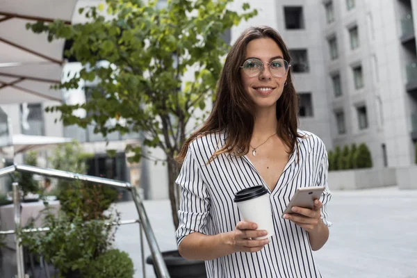 Espera Resposta Plantão Retrato Freelancer Feminino Ocupado Boa Aparência Camisa — Fotografia de Stock