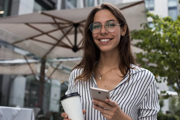 Jovem Trabalhadora Escritório Atraente Óculos Moda Segurando Café Para Xícara — Fotografia de Stock