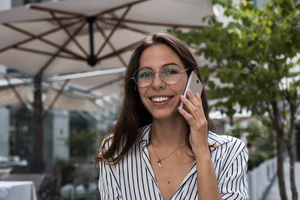 Jovem Freelancer Feminino Está Tendo Uma Conversa Telefônica Negócios Enquanto — Fotografia de Stock