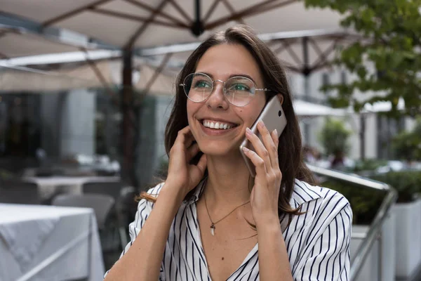성숙한 행복한 여자는 전화에서 이야기 스마트 사용하여 쾌활한 Hispnic 전화를 — 스톡 사진