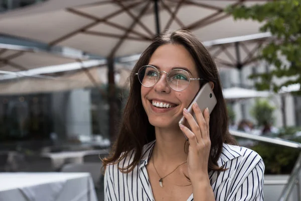 Sorrindo Jovem Mulher Moda Eyewear Concentrou Informações Ficando Durante Conversa — Fotografia de Stock