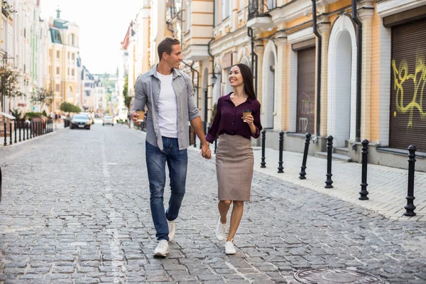 Positief Multiraciaal Paar Samen Wandelen Wandelen Het Weekend Drink Afhaalkoffie — Stockfoto