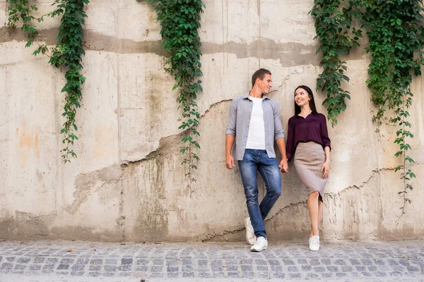 Jonge Aantrekkelijke Romantische Toeristische Paar Volwassen Europese Knappe Man Aziatische — Stockfoto