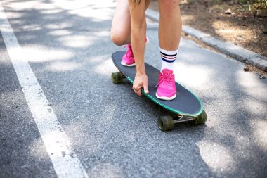 Genç bir çekici kadın aktif bir yaşam tarzı açar, spor için gider, kaykay ve risk seviyor, sürücü ve tehlike, bu adrenalin ve parlak unutulmaz duygular alıyorum