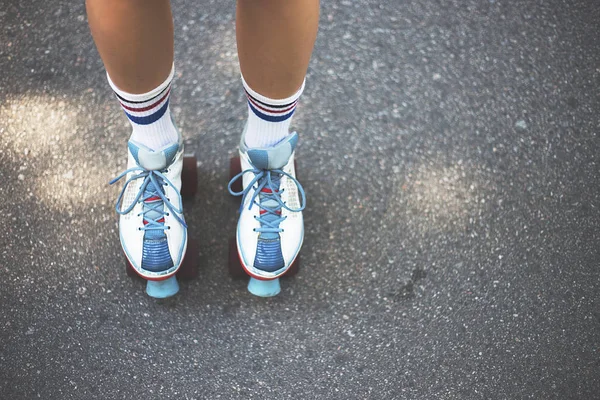 Attraktive Junge Mädchen Fährt Auf Den Stylischen Quad Skates Auf — Stockfoto