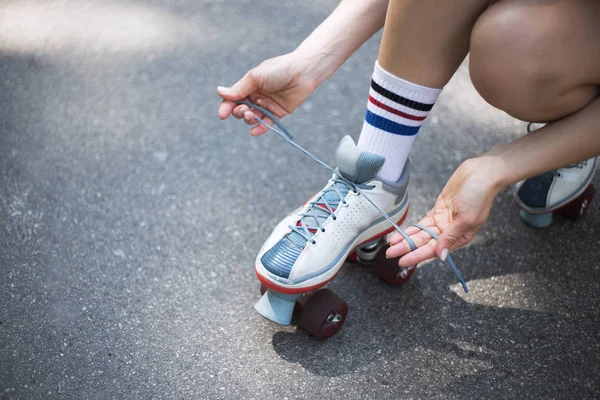 Atractivos Paseos Chicas Jóvenes Los Elegantes Patines Quad Calle Parque — Foto de Stock