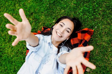 Mutlu memnun dostu sevimli asya kız kamera sarılmak verir, elleri yayılır, yakın arkadaşı ile tanışır, erkek arkadaşı ile sarılmak isteyen. Bana gel! Seni kucaklamak istiyorum! Hoş duygular.