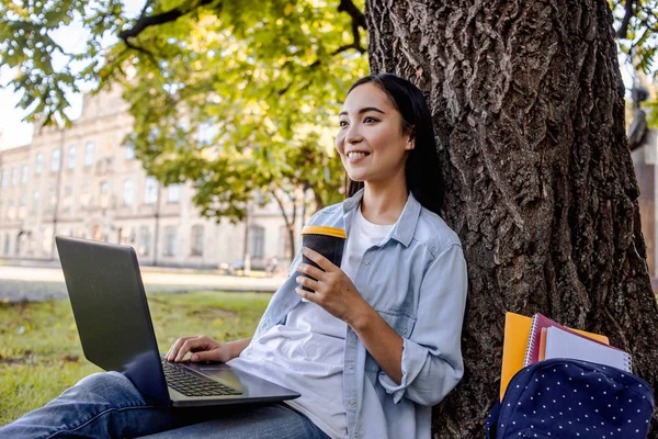 Krásná Mladá Studentka Která Pracuje Kávou Laptopem Sedí Městském Parku — Stock fotografie