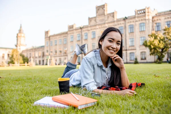 Student Portret Dziewczyna Zielonej Trawie Ogrodzie Uniwersyteckim Odkryty Uśmiechnięty Szczęśliwy — Zdjęcie stockowe
